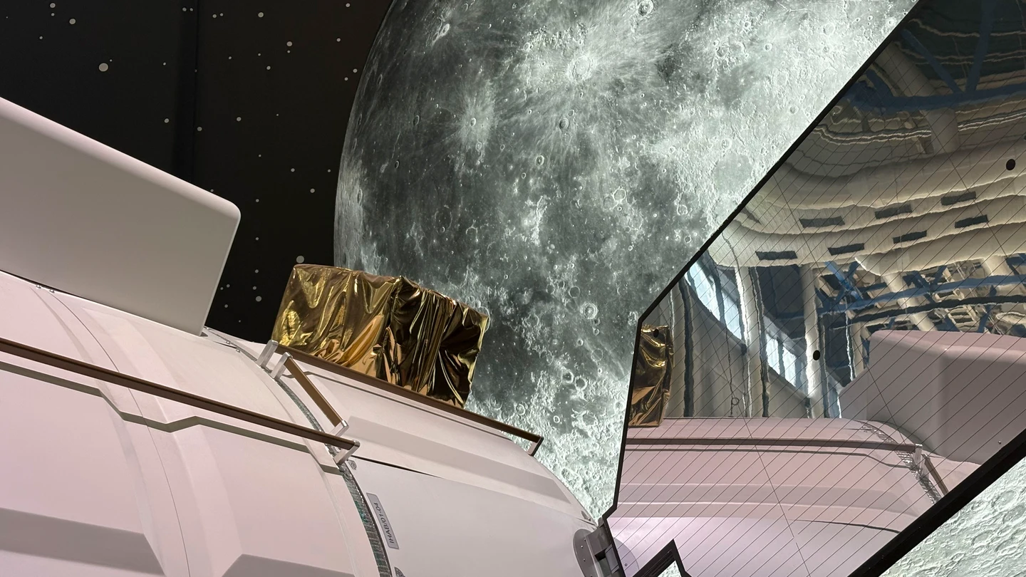Vista de un módulo para el viaje espacial de la Agencia Espacial Europea expuesto frente a un panel que replica la Luna en la Ciudad de las Ciencias y la Industria de París Vista de un módulo para el viaje espacial de la Agencia Espacial Europea expuesto frente a un panel que replica la Luna en la Ciudad de las Ciencias y la Industria de París