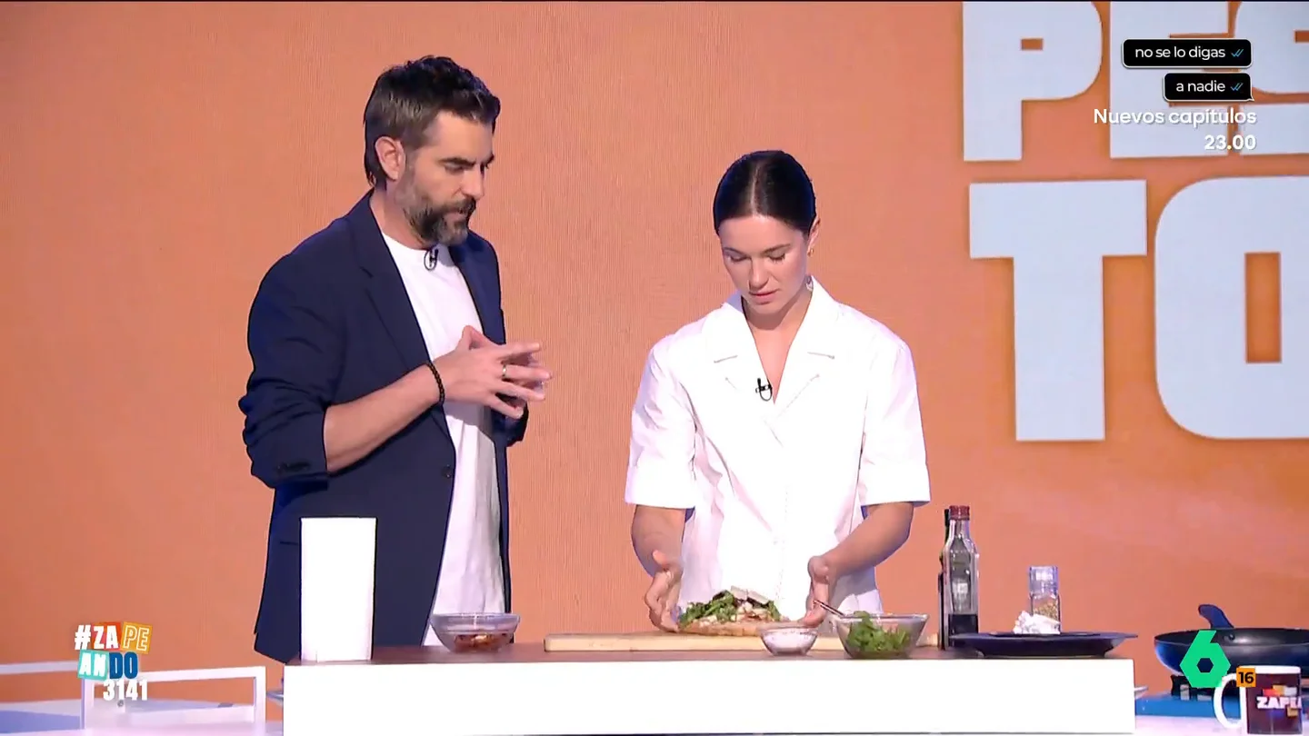 Vero Gómez nos da la receta de su sándwich de pavo asado con "ciencia": así es la receta paso a paso Vero Gómez debuta en Zapeando con una receta sencilla y rápida que nos muestra cómo hacer un bocadillo de otro nivel. En este vídeo lo prepara paso a paso y los zapeadores lo prueban.