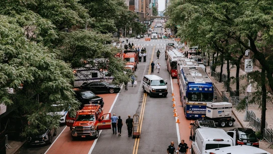 Emergencias trabaja en el exterior del edificio y los edificios cercanos fueron desalojados. Emergencias trabaja en el exterior del edificio y los edificios cercanos fueron desalojados.