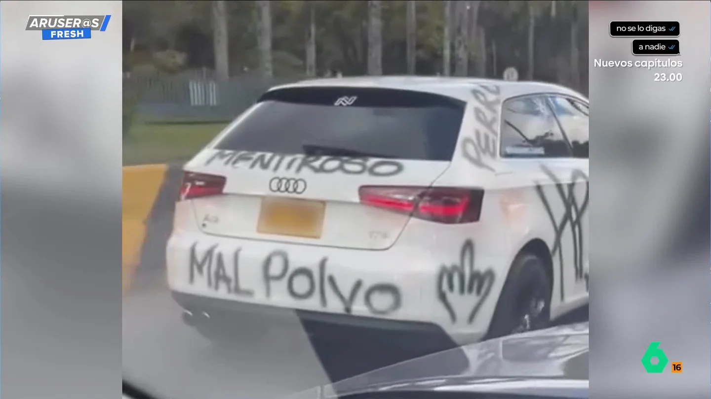 "Mal polvo" y "mentiroso": las pintadas de una mujer en el coche de su marido tras saber que su marido le ha sido infiel "Mal polvo" y "mentiroso": las pintadas de una mujer en el coche de su marido tras saber que su marido le ha sido infiel
