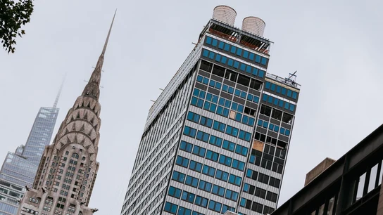 El edificio de 38 pisos en construcción en Midtown Manhattan corre riesgo de derrumbe. El edificio de 38 pisos en construcción en Midtown Manhattan corre riesgo de derrumbe.