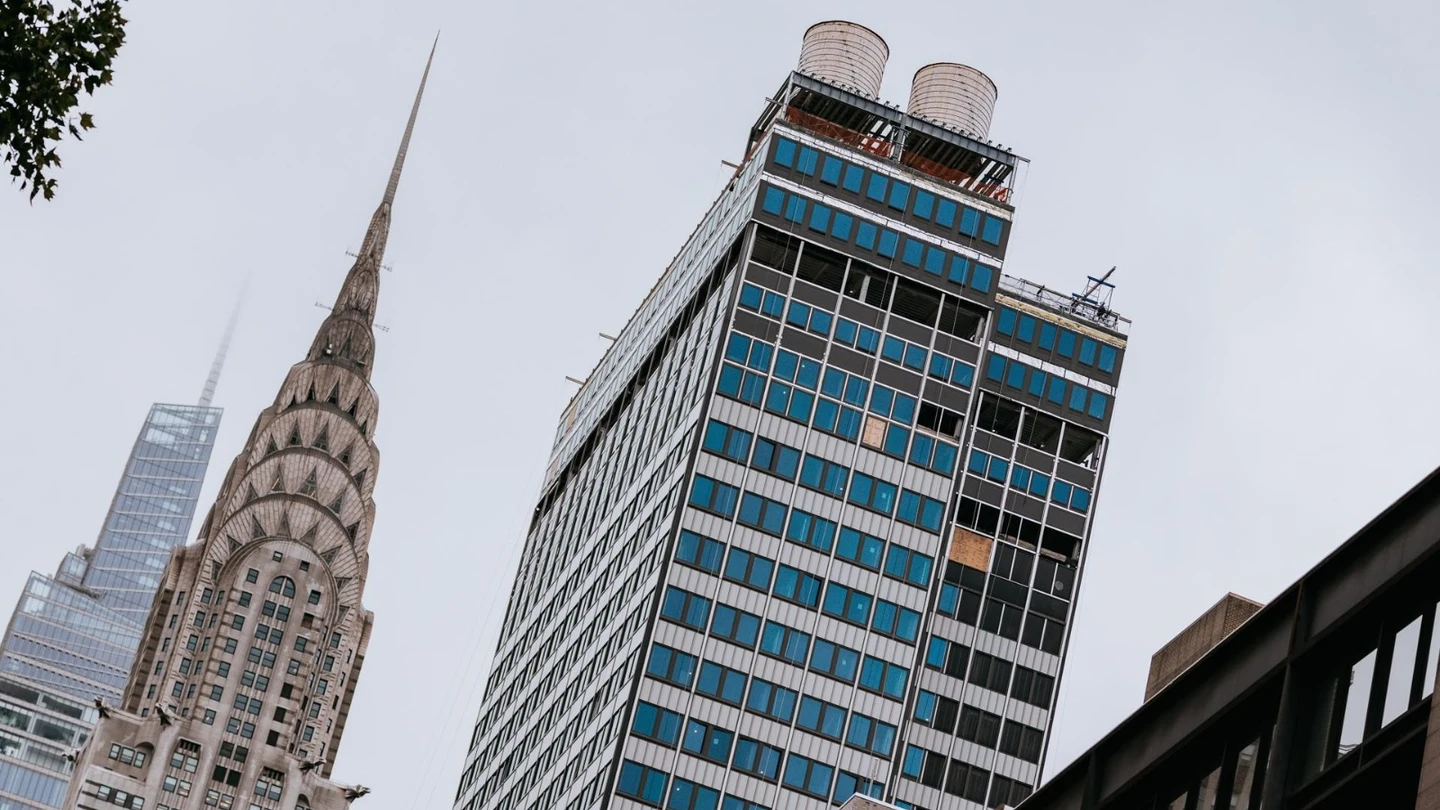El edificio de 38 pisos en construcción en Midtown Manhattan corre riesgo de derrumbe. El edificio de 38 pisos en construcción en Midtown Manhattan corre riesgo de derrumbe.