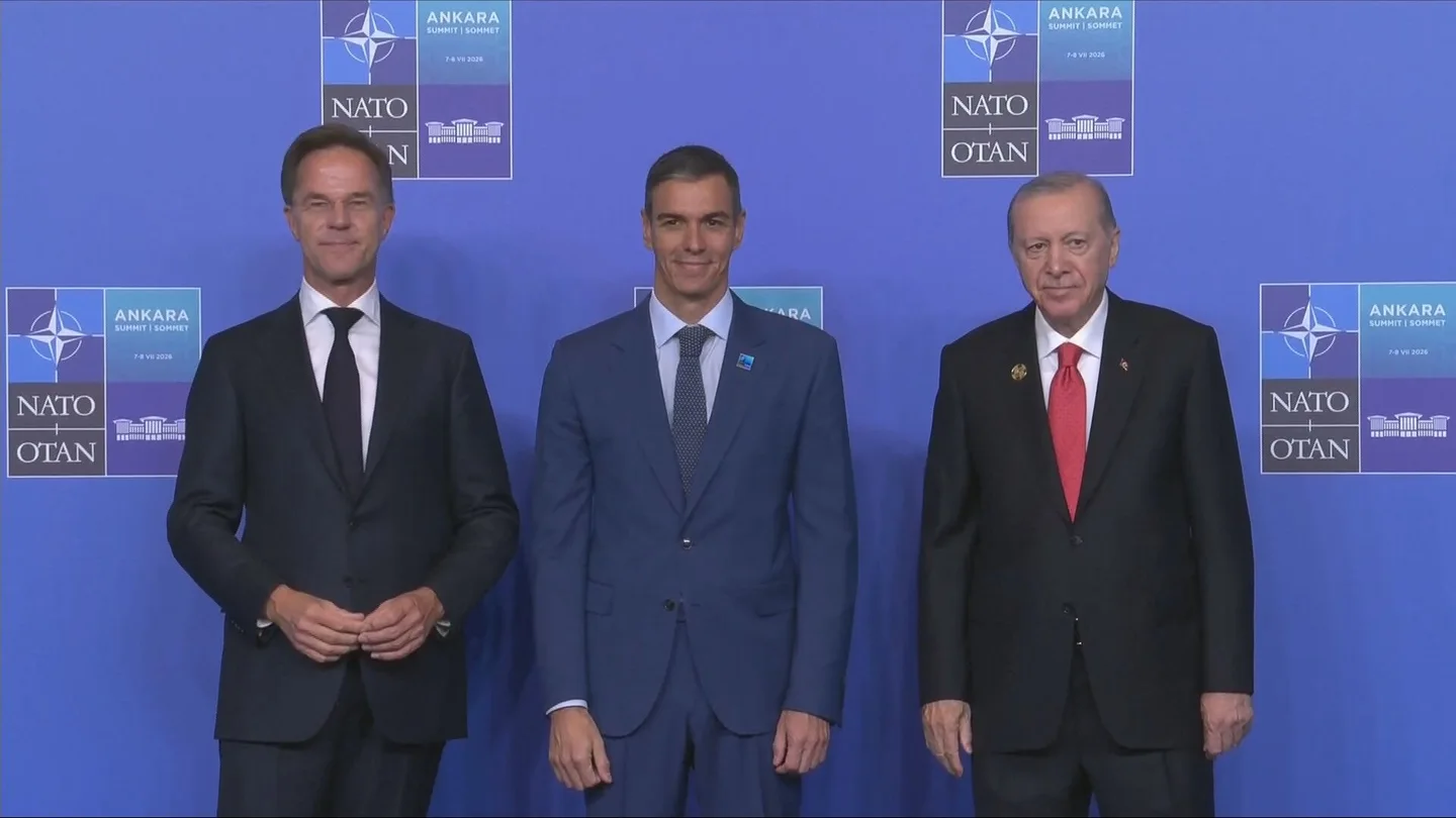 El presidente del Gobierno, Pedro Sánchez, junto a Mark Rutte y Recep Tayyip Erdogan en la cumbre de la OTAN celebrada en Ankara El presidente del Gobierno, Pedro Sánchez, junto a Mark Rutte y Recep Tayyip Erdogan en la cumbre de la OTAN celebrada en Ankara