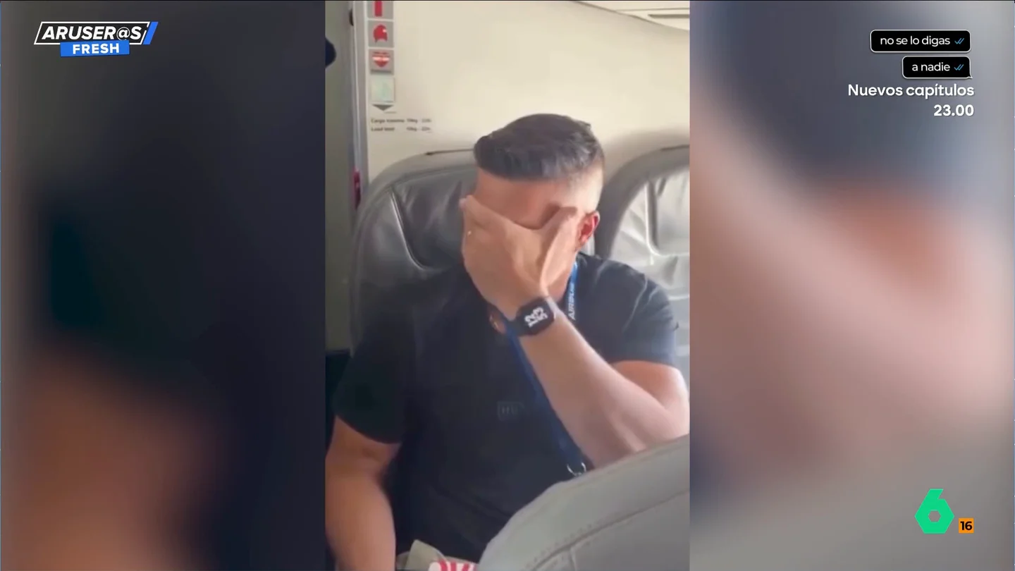La emotiva sorpresa de un futuro padre en pleno vuelo: "Están todos los pasajeros compinchados" La emotiva sorpresa de un futuro padre en pleno vuelo: "Están todos los pasajeros compinchados"