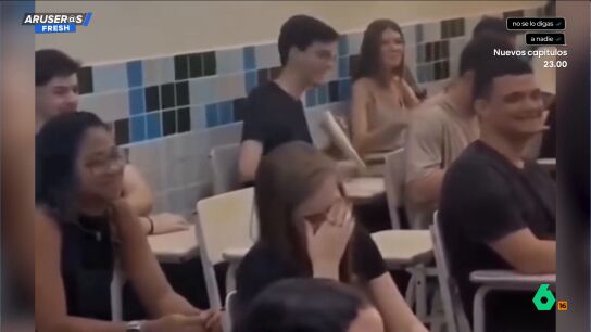 El 'tierra, tr&aacute;game' de una hija al ver c&oacute;mo su padre se cuela en la universidad en su primer d&iacute;a de clase para hacerle una foto
