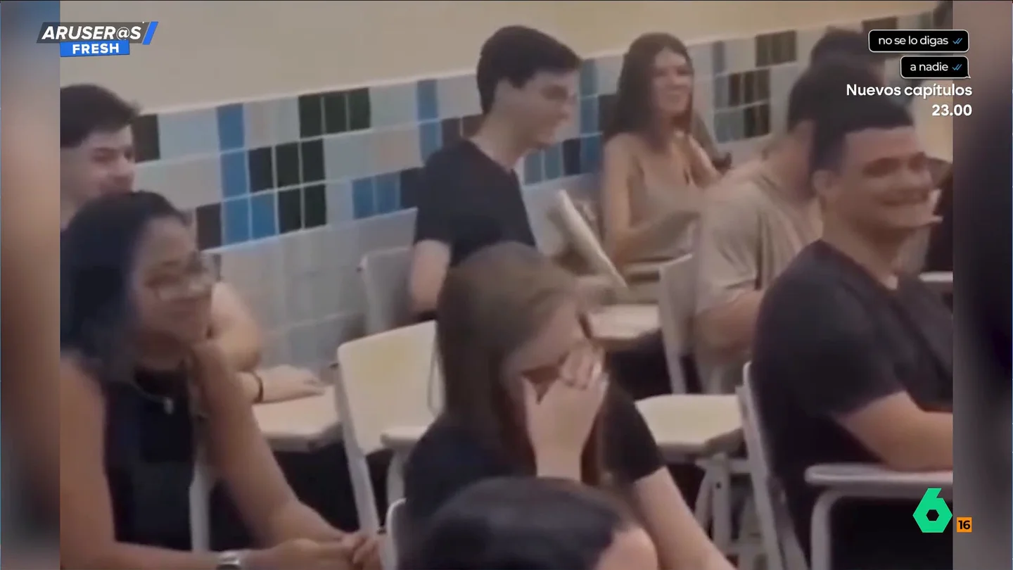 El 'tierra, trágame' de una hija al ver cómo su padre se cuela en la universidad en su primer día de clase para hacerle una foto El 'tierra, trágame' de una hija al ver cómo su padre se cuela en la universidad en su primer día de clase para hacerle una foto