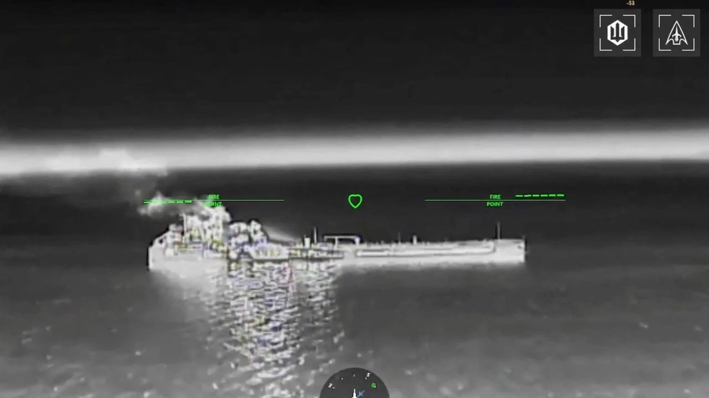 Imagen de un dron ucraniano apuntando a un petrolero ruso en el Mar de Azov Imagen de un dron ucraniano apuntando a un petrolero ruso en el Mar de Azov