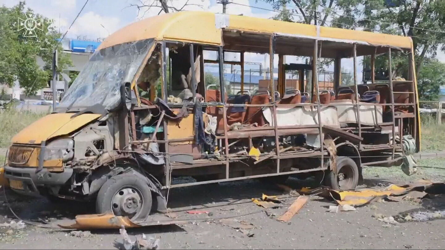 Minib&uacute;s destrozado por un ataque ruso en Summy