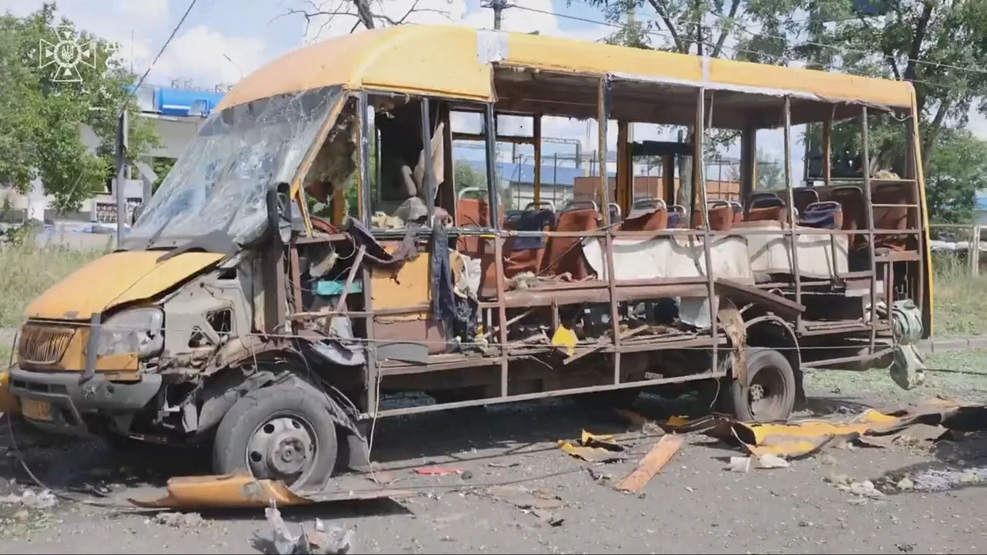Minibús destrozado por un ataque ruso en Summy Minibús destrozado por un ataque ruso en Summy