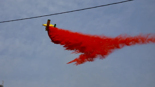 Un avión arroja retardante de fuego sobre los incendios forestales que afectan a la provincia de Almería, en Los Gallardos. Un avión arroja retardante de fuego sobre los incendios forestales que afectan a la provincia de Almería, en Los Gallardos.