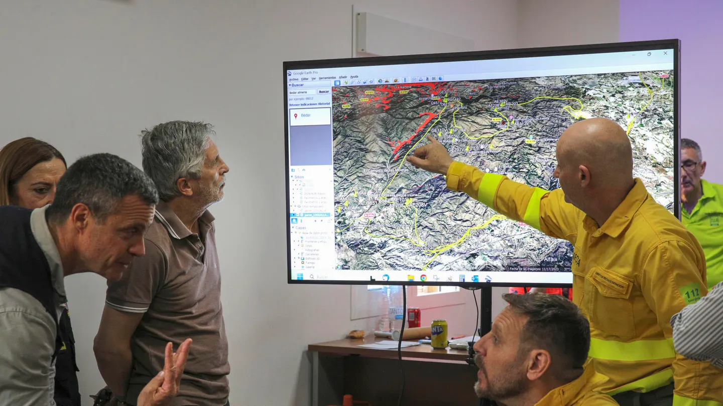 Marlaska, en el centro de control operativo en Turre Marlaska, en el centro de control operativo en Turre
