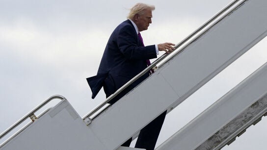Donald Trump subiendo al Air Force One. 