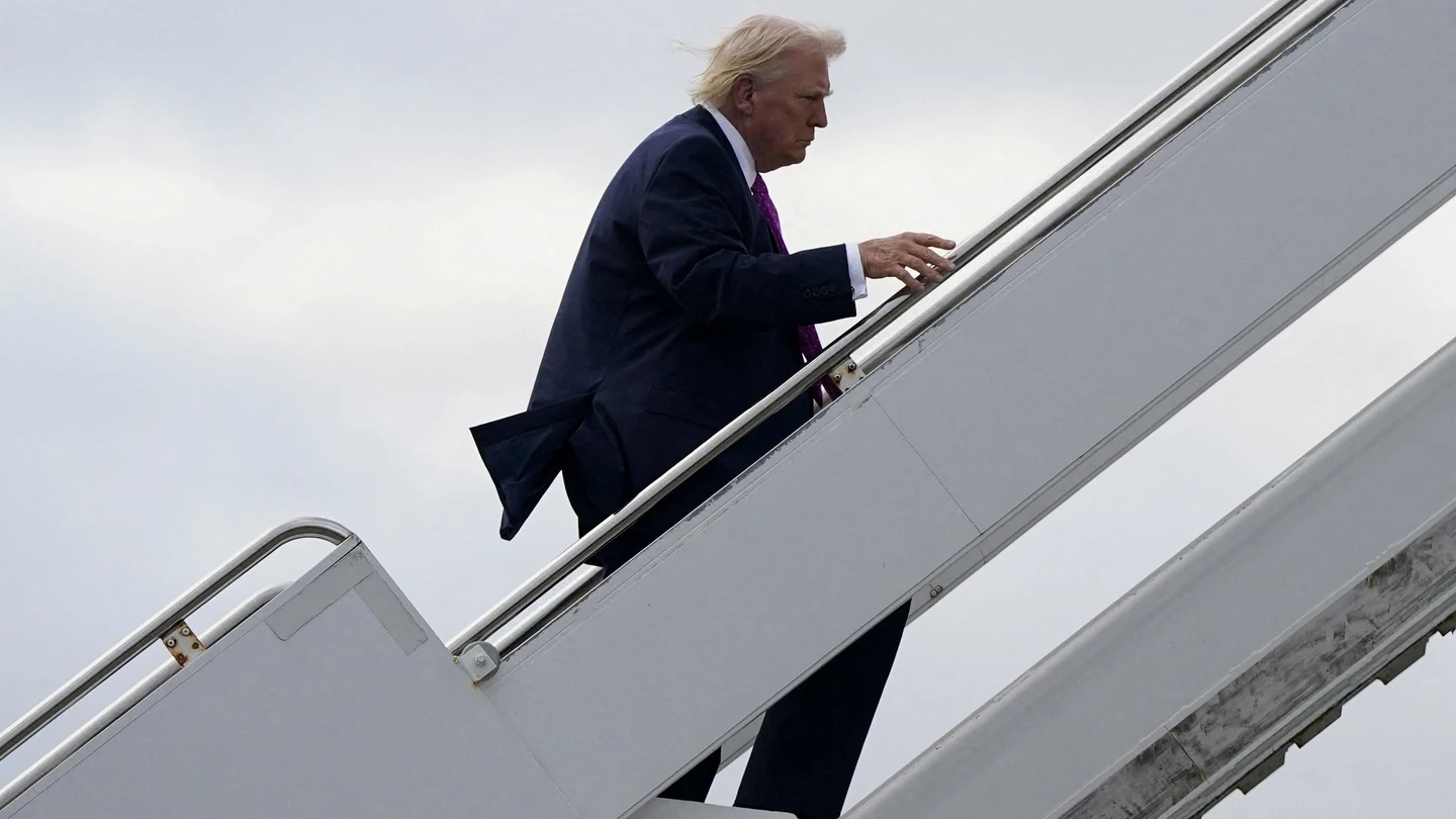 Donald Trump subiendo al Air Force One. Donald Trump subiendo al Air Force One.