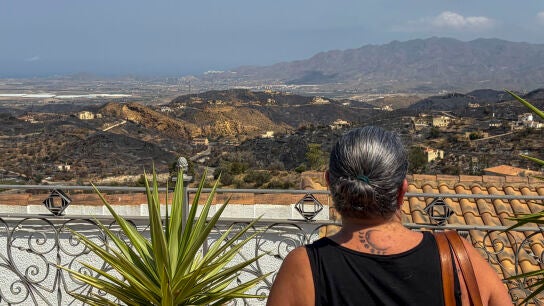 Una vecina observa el paisaje en Los Gallardos