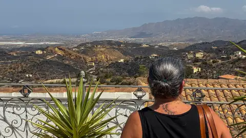 Una vecina observa el paisaje en Los Gallardos Una vecina observa el paisaje en Los Gallardos