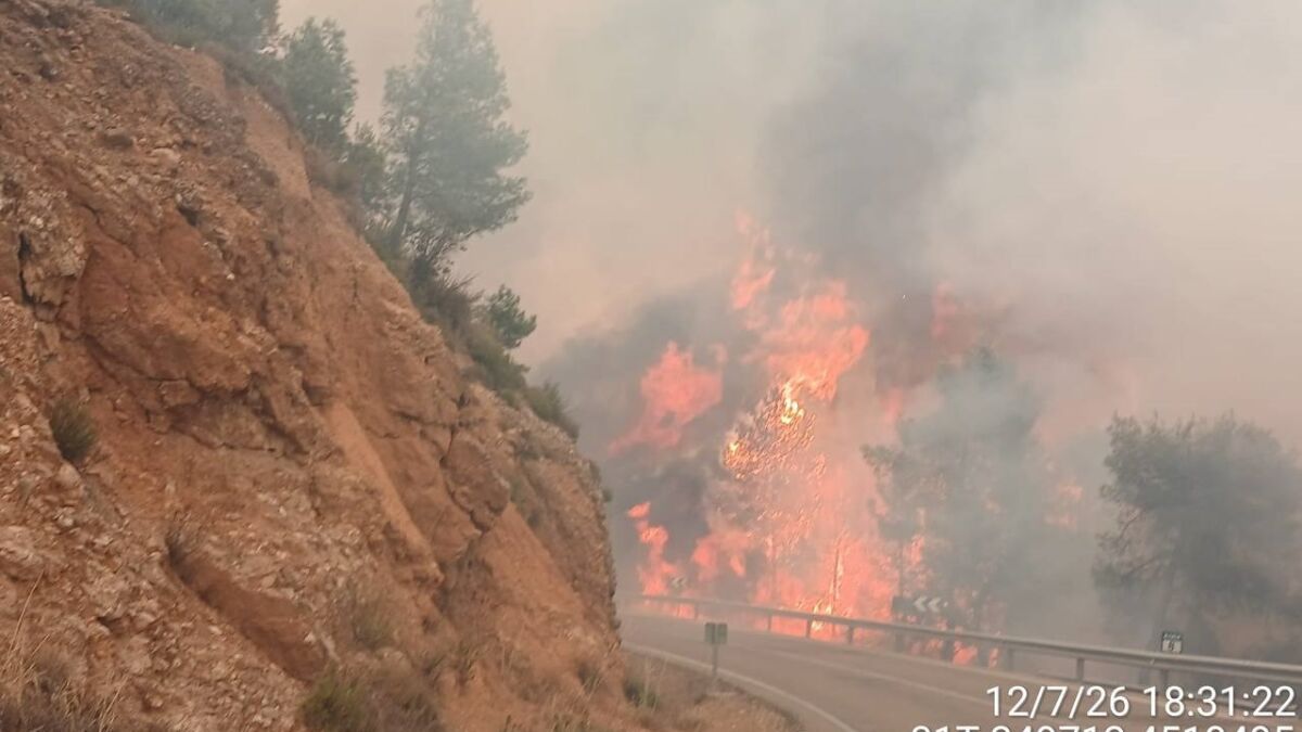 Un incendio forestal en Peñarroya de Tastavins (Teruel) provoca desalojos preventivos y moviliza a la UME
