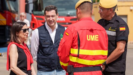 Margarita Robles y Juanma Moreno en la zona del incendio de los Gallardos. 