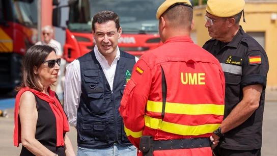 Margarita Robles y Juanma Moreno en la zona del incendio de los Gallardos. Margarita Robles y Juanma Moreno en la zona del incendio de los Gallardos.