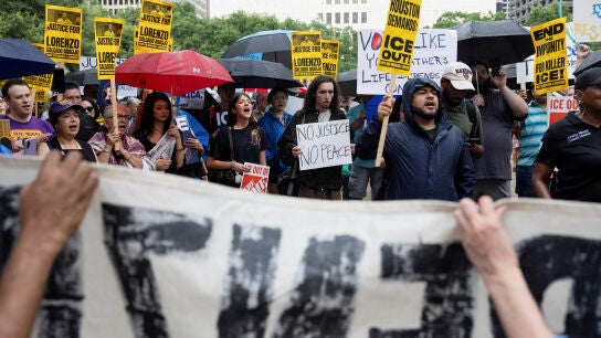 Personas se manifiestan en Houston contra el ICE