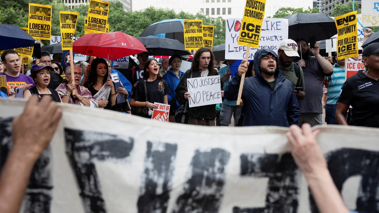 Personas se manifiestan en Houston contra el ICE Personas se manifiestan en Houston contra el ICE