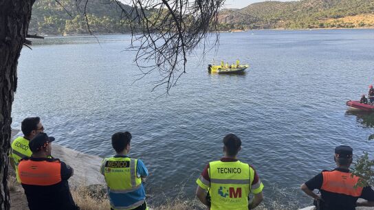 Un dispositivo de Emergencias 112 de la Comunidad de Madrid rastrea el pantano de San Juan