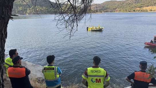Un dispositivo de Emergencias 112 de la Comunidad de Madrid rastrea el pantano de San Juan Un dispositivo de Emergencias 112 de la Comunidad de Madrid rastrea el pantano de San Juan