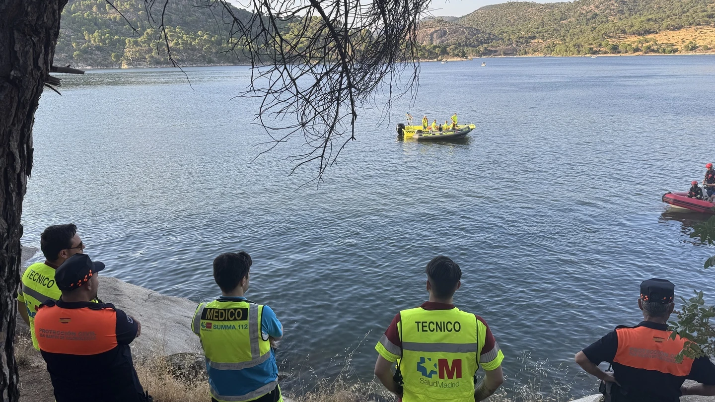 Un dispositivo de Emergencias 112 de la Comunidad de Madrid rastrea el pantano de San Juan Un dispositivo de Emergencias 112 de la Comunidad de Madrid rastrea el pantano de San Juan