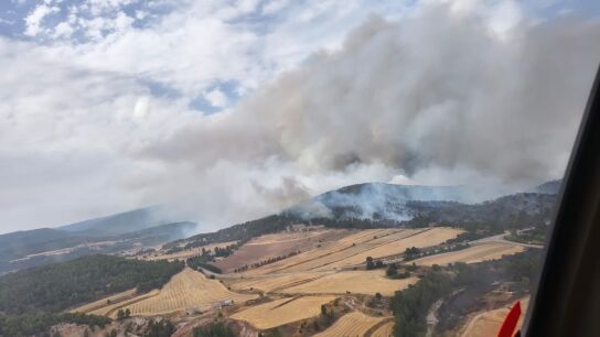 Un incendio forestal en Pe&ntilde;arroya de Tastavins provoca desalojos preventivos y moviliza a la UME.