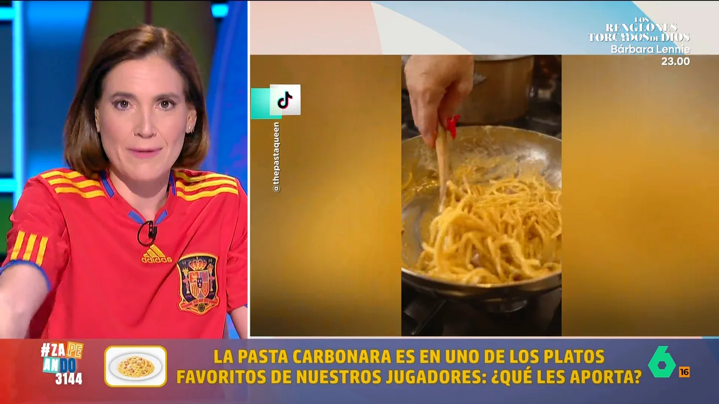 Boticaria García analiza la pasta carbonara con guanciale que triunfa en la selección española: "Es la batería rápida del futbolista" Boticaria García desvela los secretos nutricionales de la selección española en el Mundial. En este vídeo analiza el auténtico 'hit' entre los futbolistas: una pasta carbonara con guanciale que destaca por los hidratos y su "bacon pro".