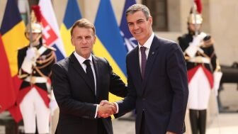 El presidente franc&eacute;s, Emmanuel Macron, y el espa&ntilde;ol, Pedro S&aacute;nchez, este lunes antes de la reuni&oacute;n de Coalici&oacute;n de Voluntarios para Ucrania en Par&iacute;s. 