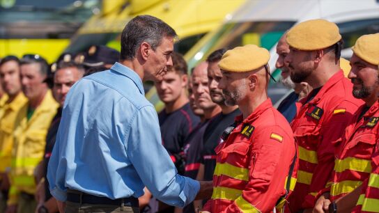 Pedro S&aacute;nchez saluda a efectivos que han trabajado en el incendio de Los Gallardos