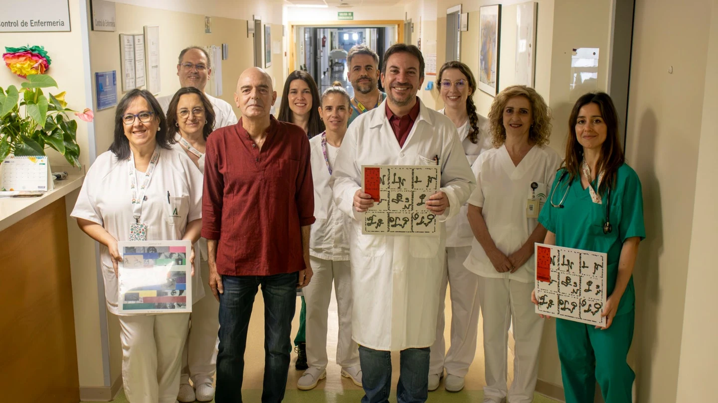 Antonio Arias, líder de la banda Lagartija Nick, junto a los sanitarios del hospital Virgen de las Nieves de Granada Antonio Arias, líder de la banda Lagartija Nick, junto a los sanitarios del hospital Virgen de las Nieves de Granada