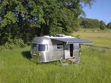 Airstream celebra 20 años en Europa con una edición especial de su icónica caravana 534 Airstream celebra 20 años en Europa con una edición especial de su icónica caravana 534