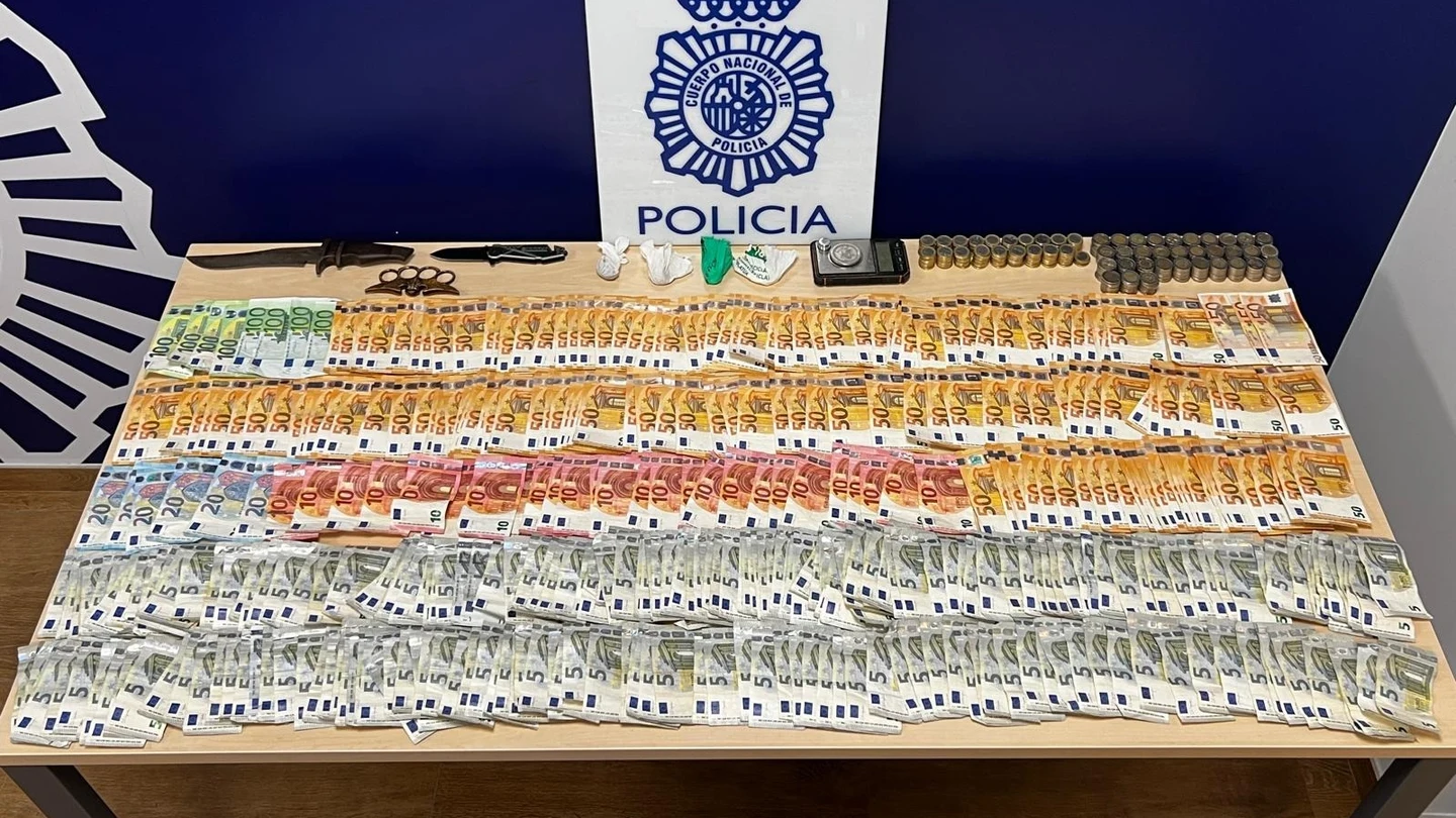 Imagen del dinero y armas incautadas durante el registro del punto desmantelado en Lorca (Murcia) Imagen del dinero y armas incautadas durante el registro del punto desmantelado en Lorca (Murcia)