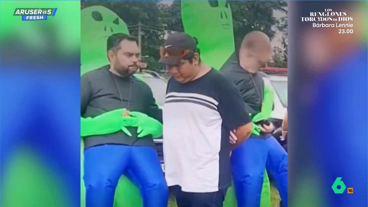 Dos policías disfrazados de alienígenas detienen a un ladrón en un festival: "Van tan de incógnito que son los únicos que están disfrazados" Dos policías disfrazados de alienígenas detienen a un ladrón en un festival: "Van tan de incógnito que son los únicos que están disfrazados"