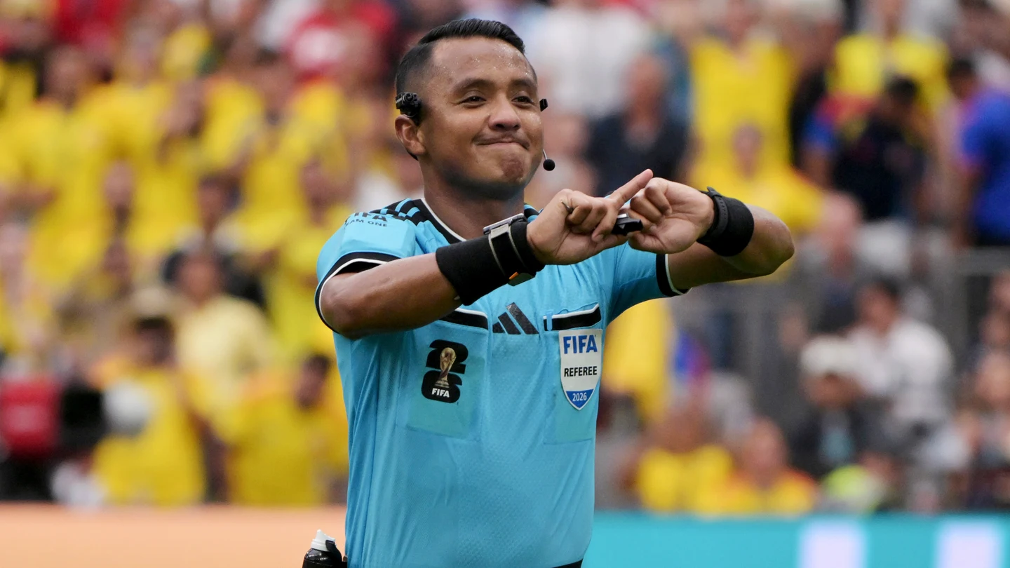 El árbitro Iván Barton, durante el Suiza-Colombia en el Mundial de 2026 El árbitro Iván Barton, durante el Suiza-Colombia en el Mundial de 2026