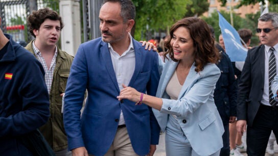 El alcalde de M&oacute;stoles, Manuel Bautista, y la presidenta de la Comunidad de Madrid, Isabel D&iacute;az Ayuso, en una imagen de archivo.