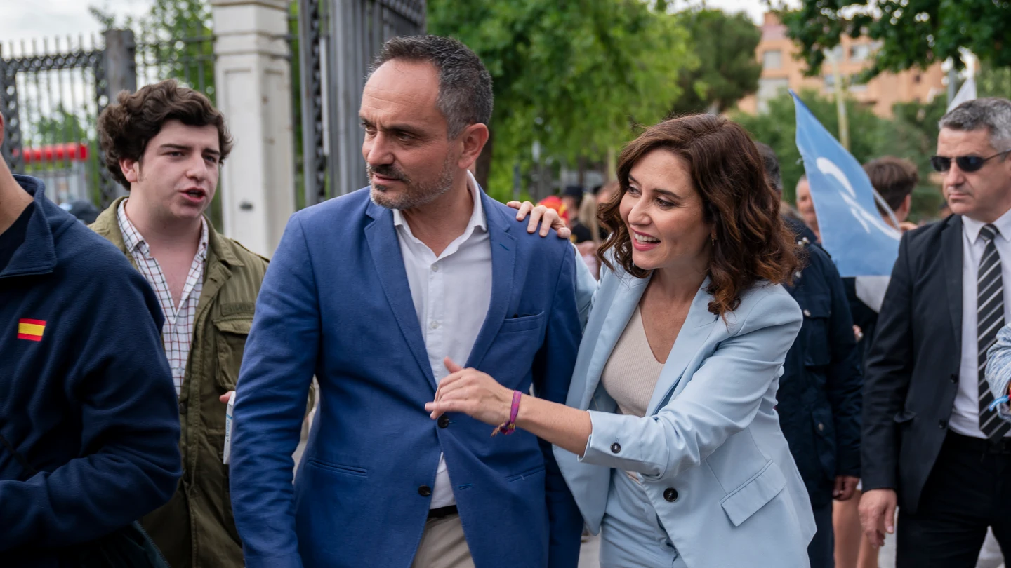El alcalde de Móstoles, Manuel Bautista, y la presidenta de la Comunidad de Madrid, Isabel Díaz Ayuso, en una imagen de archivo. El alcalde de Móstoles, Manuel Bautista, y la presidenta de la Comunidad de Madrid, Isabel Díaz Ayuso, en una imagen de archivo.