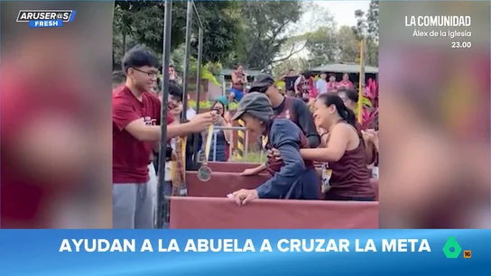 El emocionante vídeo viral de unos corredores que ayudan a una anciana a cruzar la meta El emocionante vídeo viral de unos corredores que ayudan a una anciana a cruzar la meta