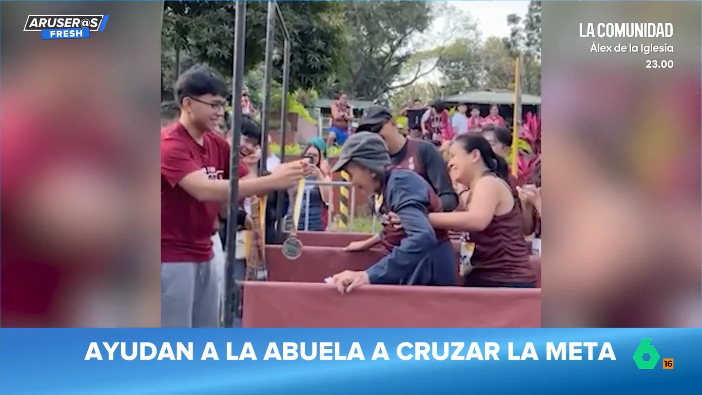 El emocionante vídeo viral de unos corredores que ayudan a una anciana a cruzar la meta El emocionante vídeo viral de unos corredores que ayudan a una anciana a cruzar la meta