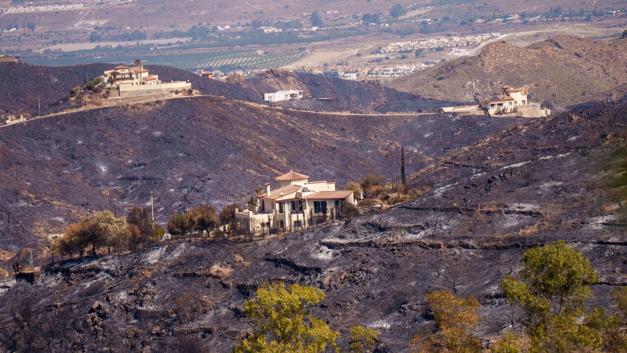 Incendio en Almería deja trece muertos y concluyen labores de búsqueda