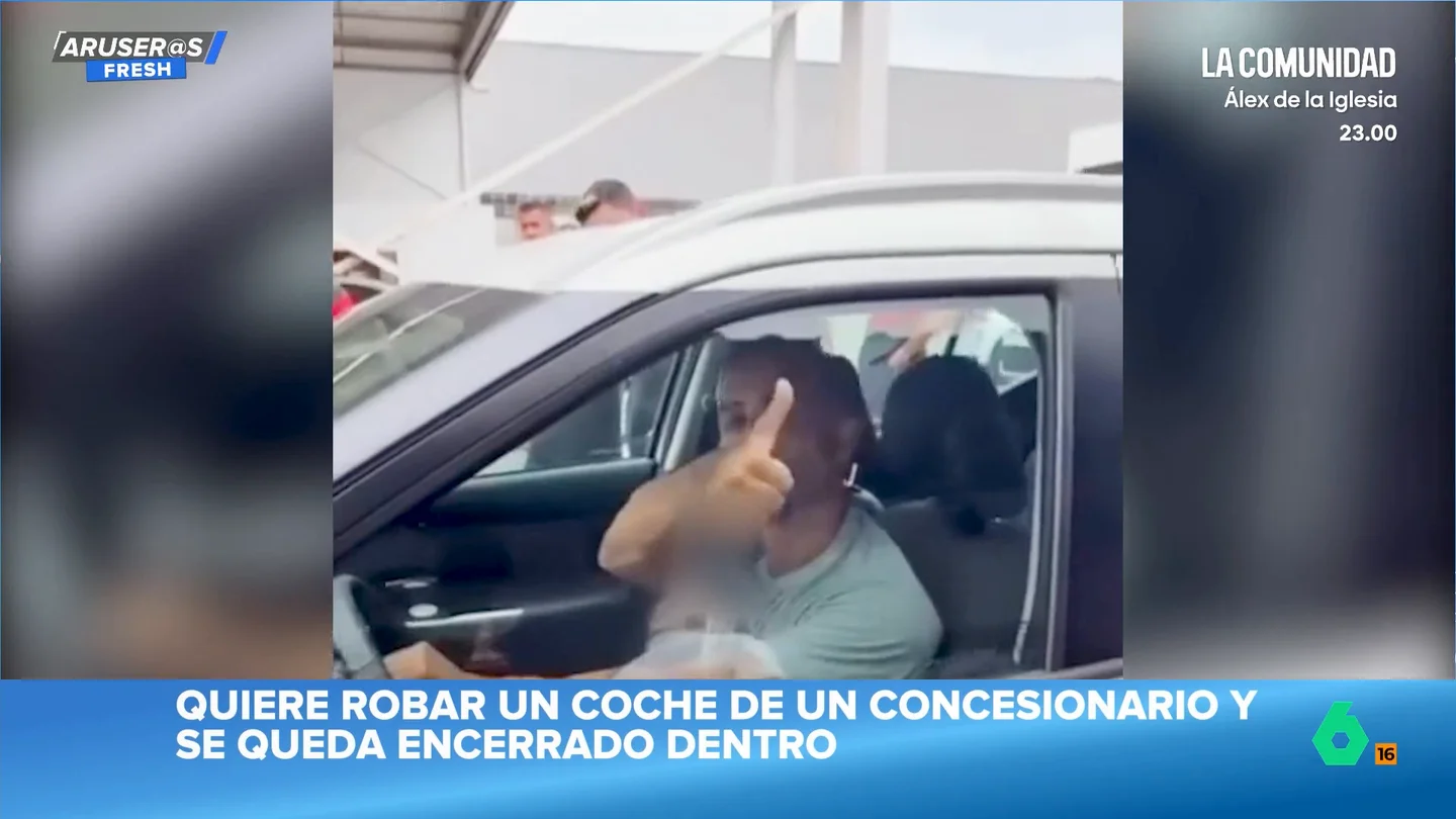 Intenta robar un coche de un concesionario y se queda encerrado dentro: "Un empleado lo dejó atrapado" Intenta robar un coche de un concesionario y se queda encerrado dentro: "Un empleado lo dejó atrapado"