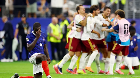 Dayot Upamecano, rendido en el suelo tras el gol de Pedro Porro durante el Francia-España Dayot Upamecano, rendido en el suelo tras el gol de Pedro Porro durante el Francia-España