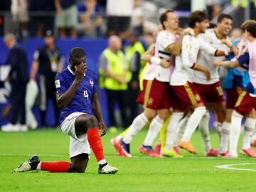 Dayot Upamecano, rendido en el suelo tras el gol de Pedro Porro durante el Francia-Espa&ntilde;a