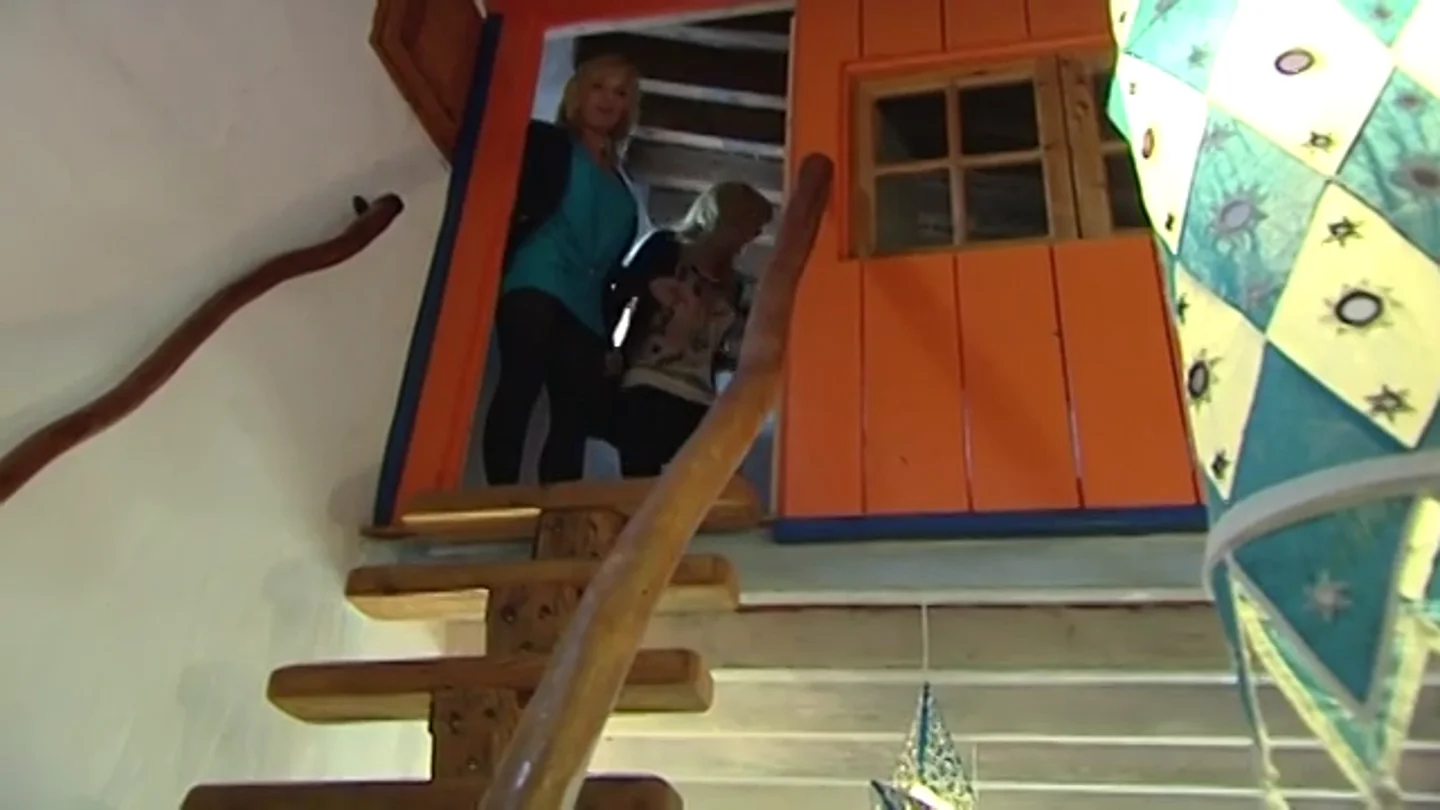 La cara de las hermanas Collado cuando Mar Segura les dice que tienen que dormir en el suelo de su cortijo en Mujeres ricas La cara de las hermanas Collado cuando Mar Segura les dice que tienen que dormir en el suelo de su cortijo en Mujeres ricas