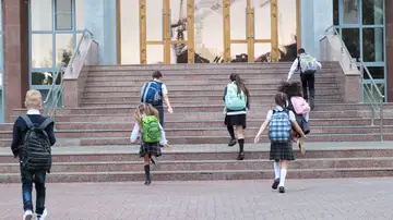 La DGT modifica los caminos escolares para que los niños vayan al colegio andando o en bicicleta La DGT modifica los caminos escolares para que los niños vayan al colegio andando o en bicicleta