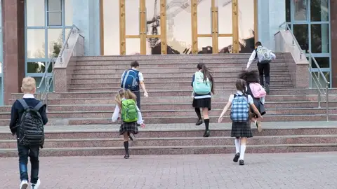 La DGT modifica los caminos escolares para que los niños vayan al colegio andando o en bicicleta La DGT modifica los caminos escolares para que los niños vayan al colegio andando o en bicicleta