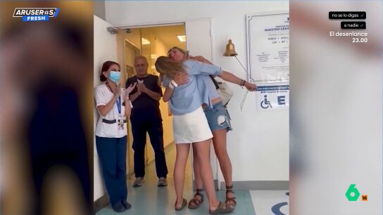 Una mujer se cura de c&aacute;ncer tras la muerte de su marido por la misma enfermedad en el mismo hospital: "Ella toca la campana por los dos"