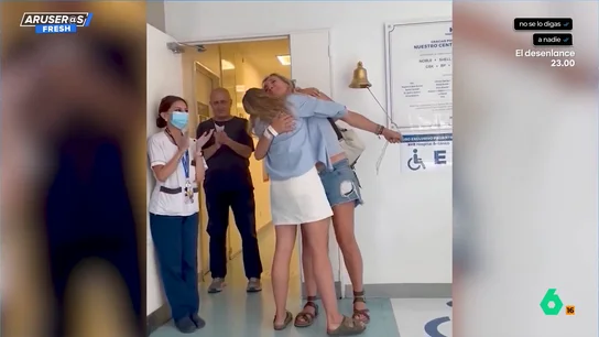 Una mujer se cura de cáncer tras la muerte de su marido por la misma enfermedad en el mismo hospital: "Ella toca la campana por los dos" Una mujer se cura de cáncer tras la muerte de su marido por la misma enfermedad en el mismo hospital: "Ella toca la campana por los dos"