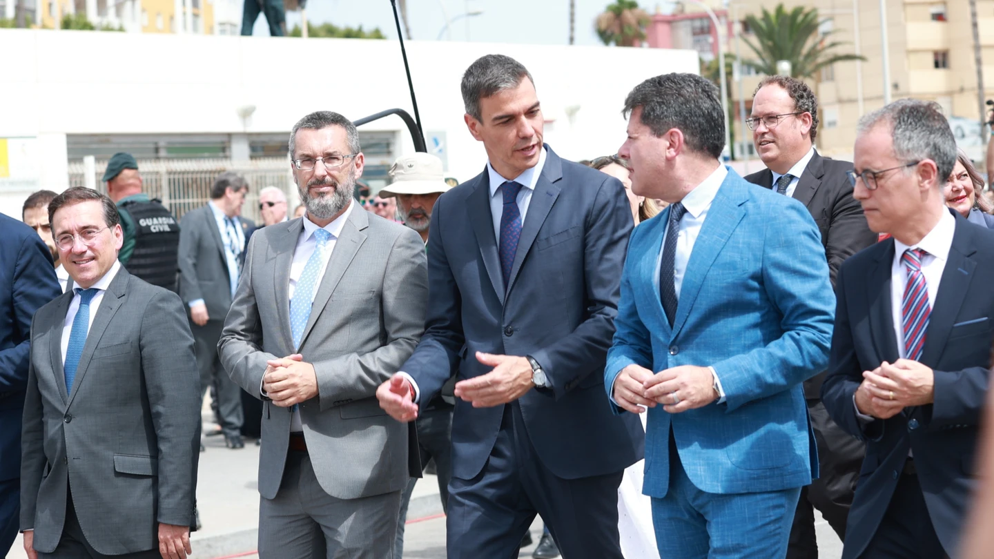 El presidente del Gobierno, Pedro Sánchez, acompañado por José Manuel Albares; el alcalde de la Línea de la Concepción, Juan Franco, y el ministro principal de Gibraltar, Fabián Picardo El presidente del Gobierno, Pedro Sánchez, acompañado por José Manuel Albares; el alcalde de la Línea de la Concepción, Juan Franco, y el ministro principal de Gibraltar, Fabián Picardo
